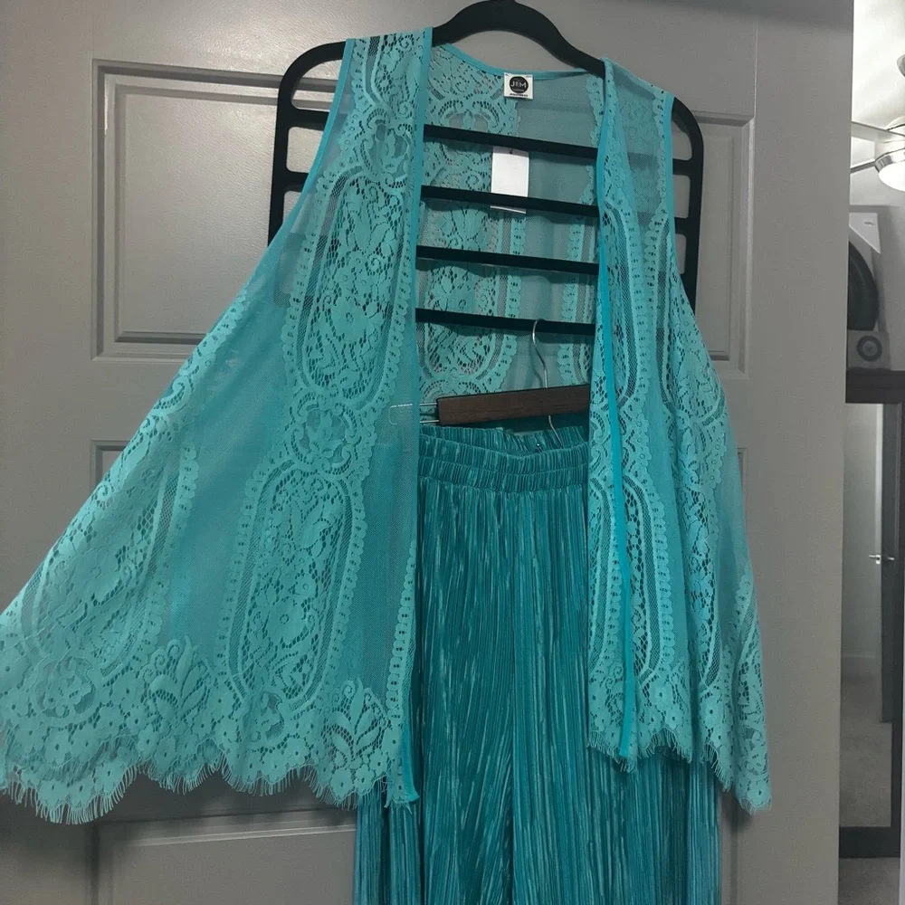 Fashion Nova set of trousers and a lace west ,color Tiffany,for tall women 5.92+ - Picture 3 of 16